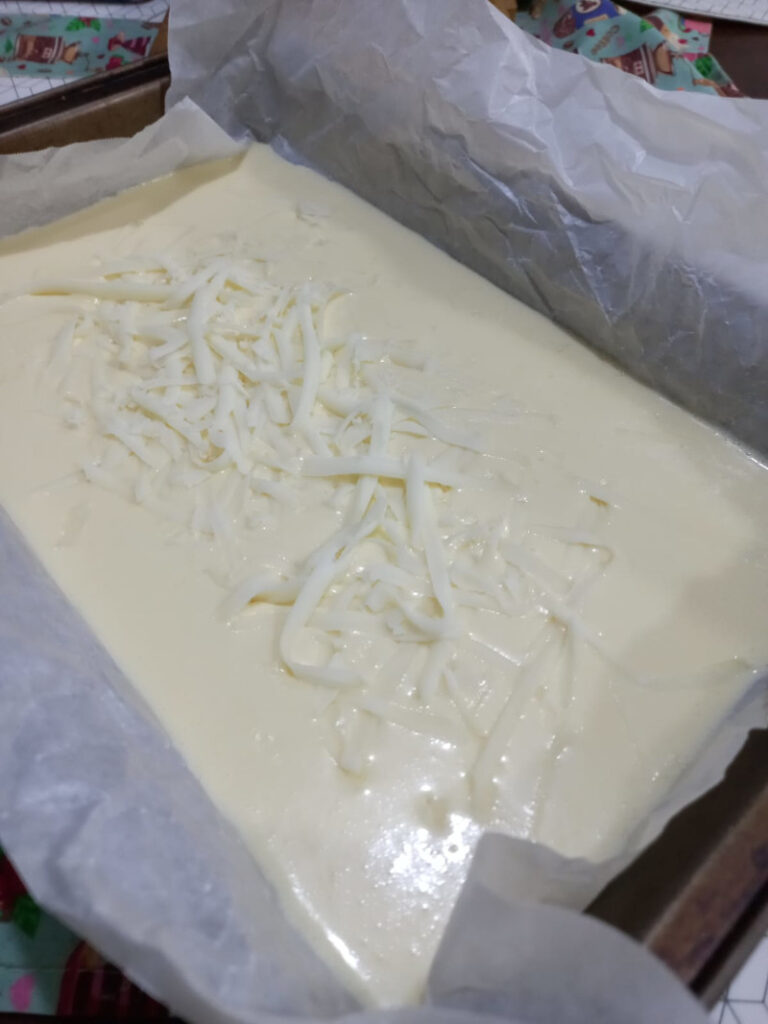 Massa crua na forma com papel manteiga