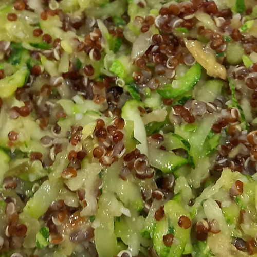 Salada de quinoa vermelha com abobrinha